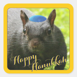 Funny Yarmulke Wearing Squirrel ・ Happy Hanukkah Quadratischer Aufkleber