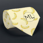 Funny Yellow Banana Illustration Monogram Novelty Krawatte<br><div class="desc">Dieses lustige und fruchtige gelbe Bananenmuster wurde mit meiner handgemalten Mixed Media Banana Illustration erstellt und macht ein sonderbares Neuartiges Design für diejenigen, die das Leben nicht ernst nehmen, oder ihre Socken zu ernst! Der gedämpfte Ton im Tondesign verleiht ihm ein etwas Retro-Gefühl. Personalisieren Sie Ihre Initialen. Originale Kunst von...</div>