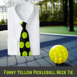 Funny Yellow Pickleball Neck Tie Krawatte<br><div class="desc">Diese lustige pickleball Muster Neuheit Krawatte ist für die pickleball Fanatiker in Ihrem Leben. Trendgelber Außenball auf schwarz. Sie können die Farbe der Krawatte ändern. #pickleball</div>
