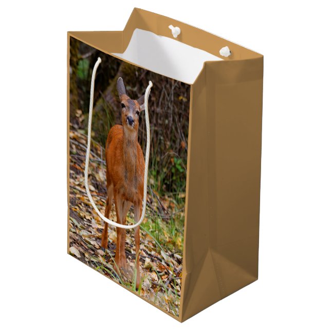 Funny Young Blacktail Deer lächelt bei Fotograf Mittlere Geschenktüte (Vorderseite Schrägansicht)