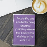 Funny Zitat für vergessene Menschen zu tun, um Spi Notizbuch<br><div class="desc">Funny Zitat für vergessene Menschen zu tun, um Spiral-Notebook Liste. Einfach ausgekleidetes aquamarines blaues Notizbuch für Notizen, Listen zu machen, und noch mehr mit einem lustigen Cover-Zitat - "Leute, die mir gefragt haben, was ich morgen mache, gehen wahrscheinlich davon aus, dass ich sogar weiß, welcher Wochentag es ist". Mehr Sammlungen...</div>