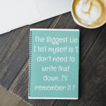 Funny Zitat für vergessene Menschen zu tun, um Spi Notizbuch<br><div class="desc">Funny Zitat für vergessene Menschen zu tun, um Spiral-Notebook Liste. Einfach ausgekleidetes aquamarines blaues Notizbuch für Notizen, Listen zu machen, und noch mehr mit einem lustigen Cover-Zitat - "Die größte Lüge, die ich mir erzähle, ist 'Ich brauche das nicht aufzuschreiben. Ich werde mich daran erinnern. Mehr Sammlungen von Funny Quoted...</div>