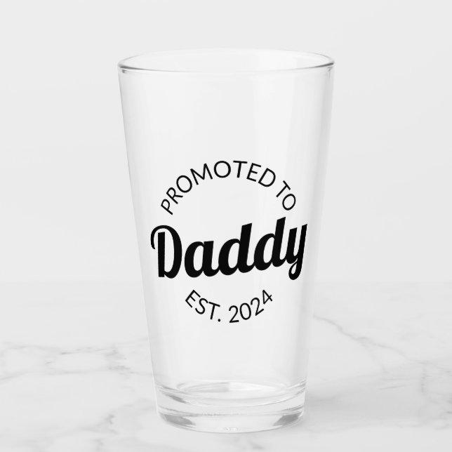 Für Daddy Est befördert. 2024 I Glas (Vorderseite)