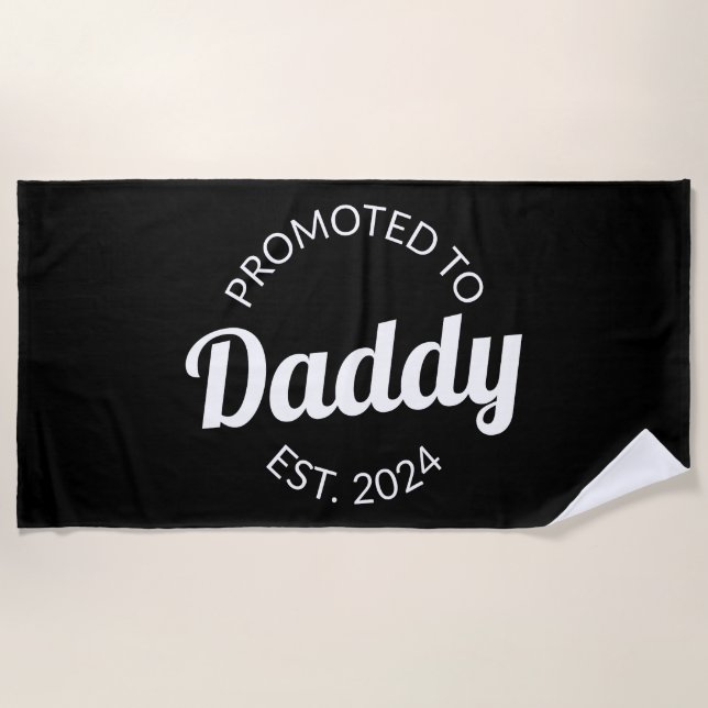 Für Daddy Est befördert. 2024 I Strandtuch (Vorderseite)