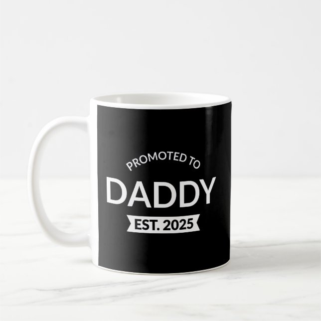 Für Daddy Est befördert. 2025 Kaffeetasse (Links)
