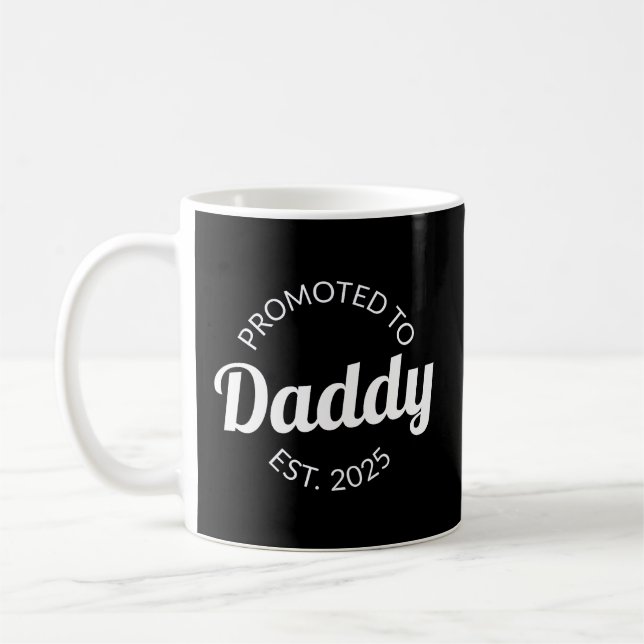 Für Daddy Est befördert. 2025 Kaffeetasse (Links)