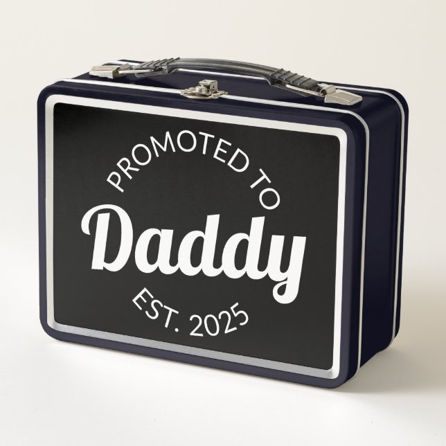 Für Daddy Est befördert. 2025 Metall Brotdose (Vorderseite)