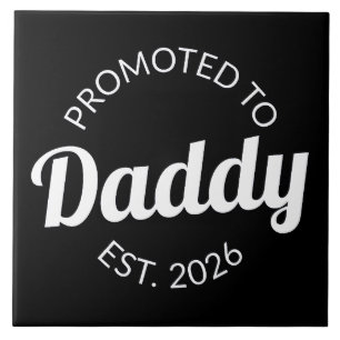 Für Daddy Est befördert. 2026 Fliese
