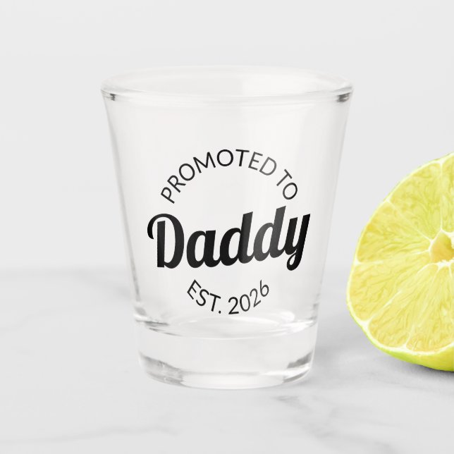 Für Daddy Est befördert. 2026 Schnapsglas (Vorderseite)