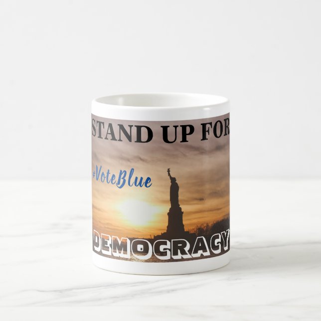 FÜR DEMOKRATIE STEHEN #VoteBlue Kaffeetasse (Mittel)