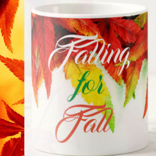 Für den Herbst typografisch werdende Ahornblätter Kaffeetasse