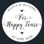 Für glückliche Tränen einfaches modernes Hochzeits Runder Aufkleber<br><div class="desc">Ein klassischer Black Tissue Wedding Label Aufkleber mit dem Titel "For Your Happy Tars" in einer rustikalen,  modernen und eleganten Schriftart Kalligraphie. Sie können es einfach mit Ihren Namen und Hochzeitsdatum personalisiert.</div>
