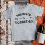 Für große Brüder geworfene Geschwister Baby T-shirt<br><div class="desc">Maßgeschneiderte bedruckte Bekleidung personalisiert mit "Promoted to Big Brother" Grafik in modernen Schriftart mit einem boho Pfeil-Design. Ideal für ein Foto zur Schwangerschaftsankündigung oder Geschenk für ältere Geschwister, wenn das neue Baby ankommt! Verwenden Sie die Entwurfswerkzeuge, um die Farben zu bearbeiten oder eigene Texte und Fotos hinzuzufügen, um ein eigenes...</div>