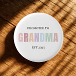 Für Großmutter EST 2025 bestimmt Button<br><div class="desc">Machen Sie die große Ankündigung mit diesem charmanten "Promoted to Oma EST 2025"-Button noch attraktiver! Dieses Button ist in sanften Pastellfarben auf einem weißen Sockel gestaltet und ist ein bedeutender Sake für erstmalige oder wiederkehrende Großväter. Perfekt für Babyvorführungen, Schwangerschaftsankündigungen oder Babyduschfavoriten, einfach zu personalisieren und ideal zum Tragen oder Gießen....</div>