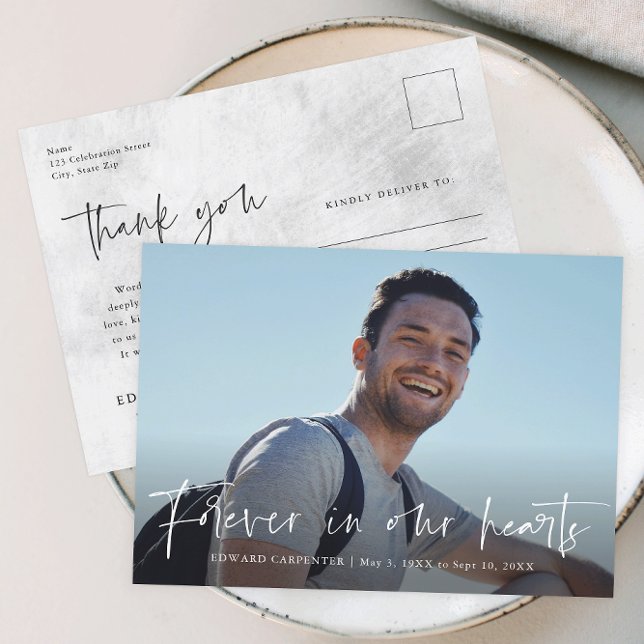 Für immer in unserem Hearts Funeral Memorial Danke Postkarte (Modern script simple photo memorial thank you card.)