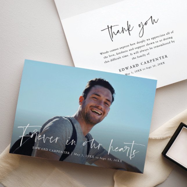 Für immer in unserem Hearts Funeral Memorial Dankeskarte (Modern script forever in our hearts folded photo memorial thank you card.)