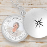 Für immer in unserem Herz Memorial Elegantes Foto Medaillon<br><div class="desc">The Forever in Our Hearts Memorial Elegant Foto Locket Necklace ist ein wunderschönes und bedeutendes Schmuckstück entworfen, um die Erinnerung an einen geliebten Menschen behalten, nah zu Ihrem Herzen. Mit Sorgfalt und Liebe zum Detail gestaltet, bietet diese lockenförmige Kette eine ergreifende und persönliche Art, die Erinnerung an einen besonderen Menschen...</div>