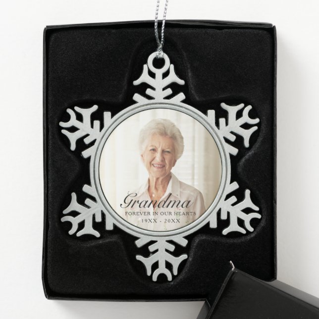 Für immer in unserem Herzen Oma Foto Memorial Schneeflocken Zinn-Ornament (Box)