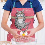 Fur Mama Funny Whimsical Cats Personalisiert Name Schürze<br><div class="desc">Fur Mama Funny Whimsical Cats Personalisiert Name Kitchen Schürze zeigt skurrile Katzen mit dem Text "Fur Mama" und Ihrem personalisierten Namen in modernen Schrift Typografie auf einem roten Hintergrund. Perfekt als Geschenk für Katzenliebhaber zum Geburtstag,  Muttertag,  Weihnachten und vieles mehr. Von Evco Studio entworfen www.zazzle.com/store/evcostudio</div>