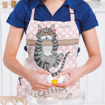 Fur Mama Funny Whimsical Cats Personalisiert Name Schürze<br><div class="desc">Fur Mama Funny Whimsical Cats Personalisiert Name Kitchen Schürze zeigt skurrile Katzen mit dem Text "Fur Mama" und Ihrem personalisierten Namen in der modernen Skripttypografie auf einem rosa polka Punkt Hintergrund. Perfekt als Geschenk für Katzenliebhaber zum Geburtstag,  Muttertag,  Weihnachten und vieles mehr. Von Evco Studio entworfen www.zazzle.com/store/evcostudio</div>