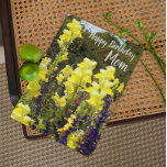 Für Mama Yellow Snapdraggs floraler Geburtstag Karte<br><div class="desc">Blumengeschmack Geburtstagskarte für Mama,  die das Foto eines Sommergarten mit gelben Snapdragon Blume und mehr zeigt. Wählen Sie aus einer matten oder glänzenden Stilkarte.</div>