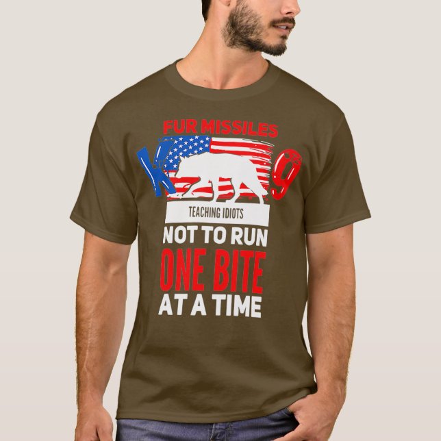Fur Missile K9 lehrt Idioten, nicht mit einem zu l T-Shirt (Vorderseite)