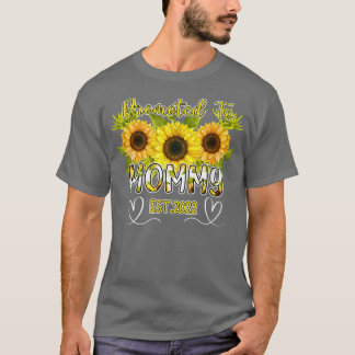 Für Mommy EST 2022 befördert Sonnenblumen New Moth T-Shirt
