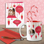 Für Mother Custom Foto Red Retro Ornamente Feiertagskarte<br><div class="desc">Schicken Sie Ihrer Mutter ein maßgeschneidertes Retro-Ornament mit dem Foto Ihres Urlaubs. Passen Sie den unteren Ornament mit ihrem Namen an oder verlass ihn einfach als Mutter oder Mutter. Die roten Zierleisten und die Saiten liegen vor rosa Schneeflocken auf weißem Hintergrund.</div>