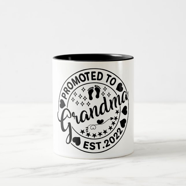 Für Oma 2022 bestimmt Zweifarbige Tasse (Mittel)