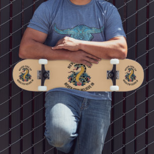 Furchtloser Geist: Kühne Schlange und Rosen Kunstw Skateboard