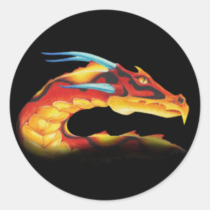 Furchtloser roter Drache mit blauen Hörnern Runder Aufkleber