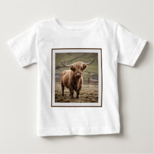 **"Furry Majestät: The Wooly Brown Highland Cow"** Baby T-shirt