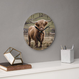 **"Furry Majestät: The Wooly Brown Highland Cow"** Große Wanduhr