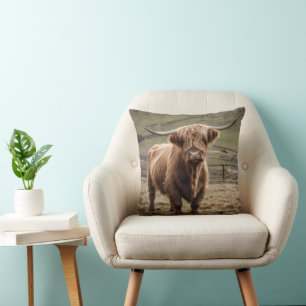 **"Furry Majestät: The Wooly Brown Highland Cow"** Kissen