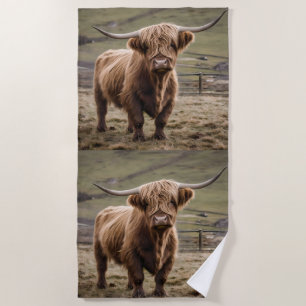 **"Furry Majestät: The Wooly Brown Highland Cow"** Strandtuch
