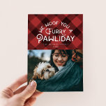 Furry Pawliday | Foto Red Buffalo Karo Feiertagskarte<br><div class="desc">Feiern Sie die Feiertage mit Ihren zornigen Freunden. Diese verspielte,  mit einem Haustier gestaltete Urlaubsfotokarte besticht durch moderne Vintage Typografie und ein handgefertigtes Ambiente. Fügen Sie Ihr eigenes Foto und Text hinzu,  um es ganz zu Ihrem eigenen zu machen. Sie können sogar die Farben anpassen.</div>