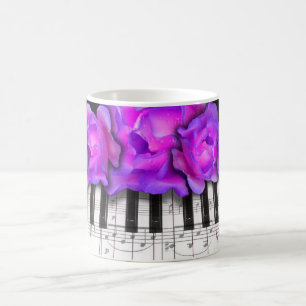 Fushia Rosen und Klavier-Tastatur und Anmerkungen Kaffeetasse