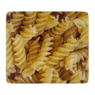 Fusilli-Nudeln Schneidebrett