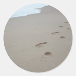 Fußabdrücke an einem weißen Strand in Mosambik Runder Aufkleber