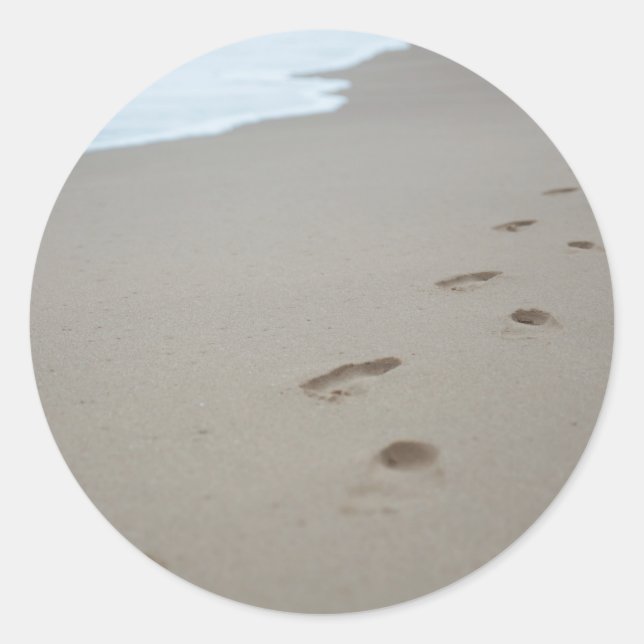 Fußabdrücke an einem weißen Strand in Mosambik Runder Aufkleber (Vorderseite)