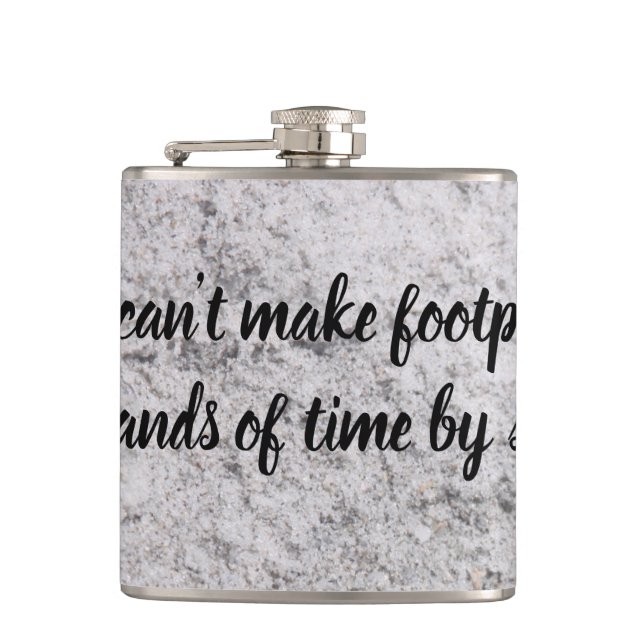 Fußabdrücke auf der Sandflasche Flachmann (Vorderseite)