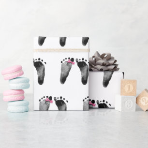 Fußabdrücke eines Babymädchens mit rosa Schleife Geschenkpapier