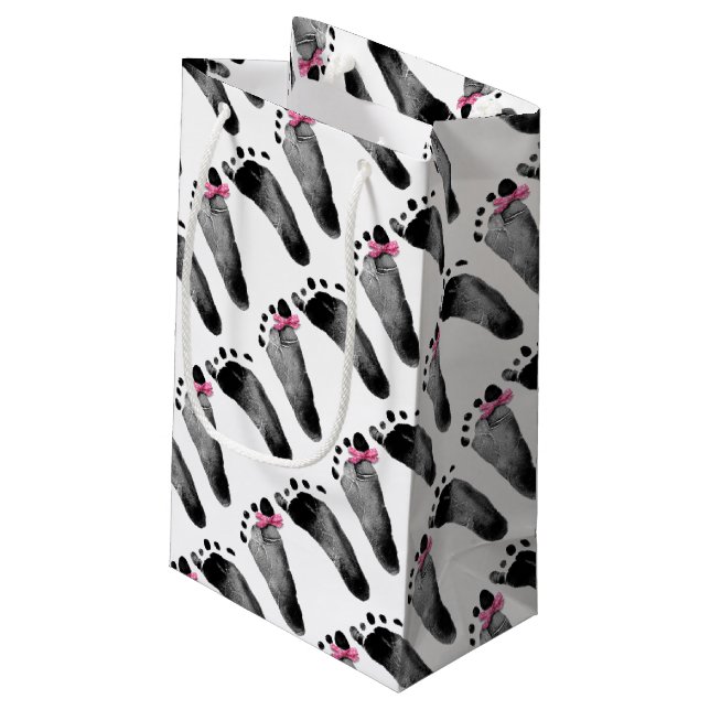 Fußabdrücke für kleine Mädchen mit Buggeflecht Geschenktüte (Rückseite Schrägansicht)