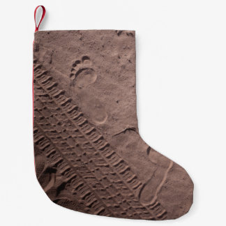 Fußabdrücke im Sand Kleiner Weihnachtsstrumpf