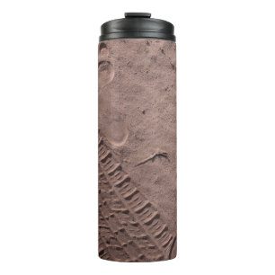 Fußabdrücke im Sand Thermosbecher