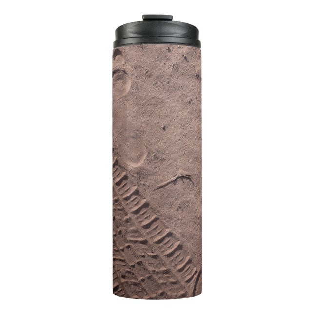 Fußabdrücke im Sand Thermosbecher (Vorderseite)