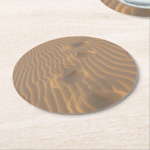 Fußabdrücke im Sandstrand von Dunes Beach Runder Pappuntersetzer