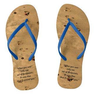 Fußabdrücke in Sandflößen Flip Flops
