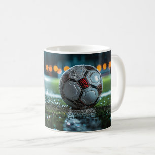 Fußball auf dem leeren nassen Spielfeld Kaffeetasse