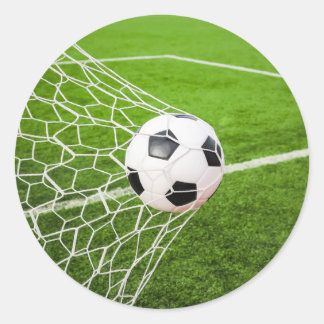 Fußball-Ball, der das Ziel-Netz trifft Runder Aufkleber